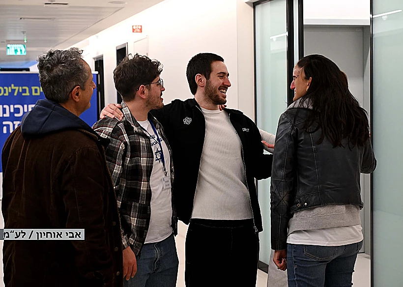 עומר שם טוב במפגש עם משפחתו בבית החולים