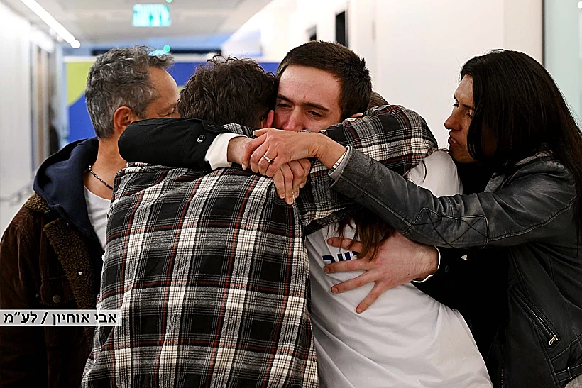 עומר שם טוב במפגש עם משפחתו בבית החולים