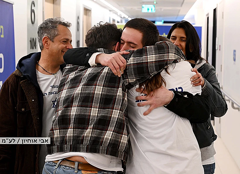 עומר שם טוב במפגש עם משפחתו בבית החולים