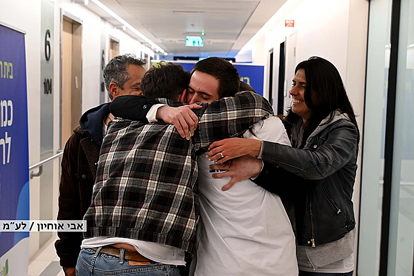 עומר שם טוב במפגש עם משפחתו בבית החולים