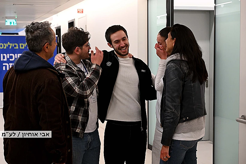 עומר שם טוב במפגש עם משפחתו בבית החולים