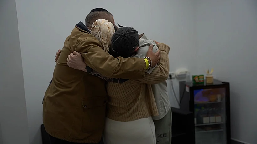 אליה כהן במפגש עם הוריו ברעים