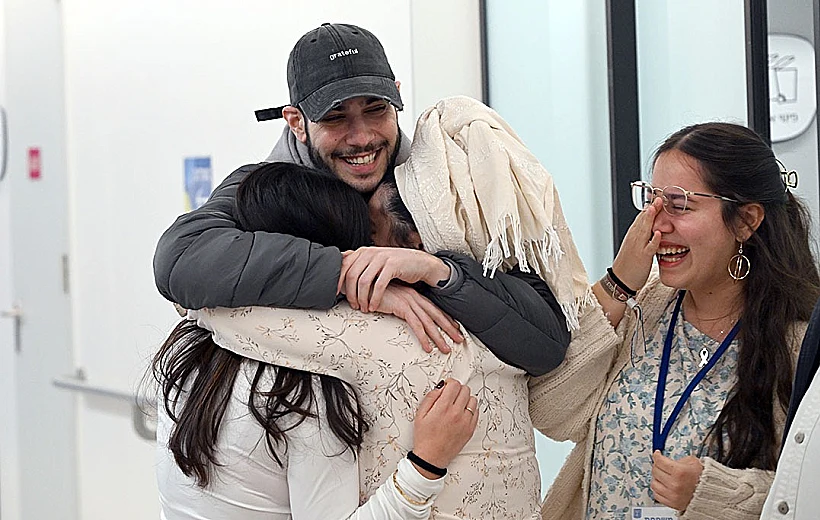 אליה כהן נפגש עם בני משפחתו