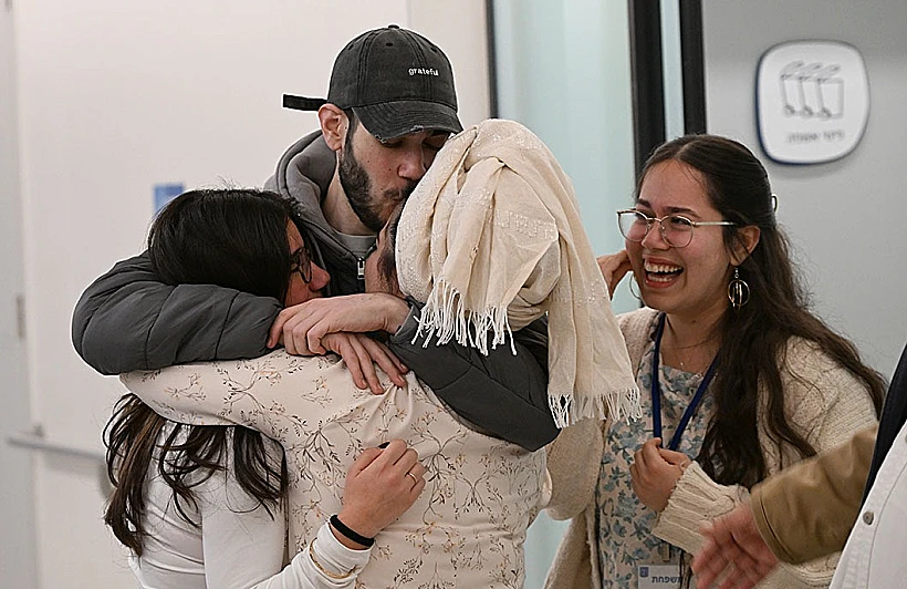 אליה כהן נפגש עם בני משפחתו בבית החולים