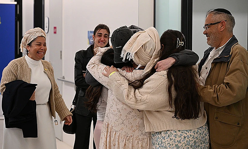 אליה כהן נפגש עם בני משפחתו בבית החולים