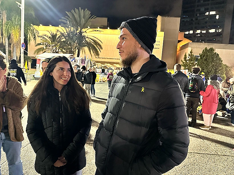 שורדי השבי סשה טרופנוב וספיר כהן בכיכר החטופים