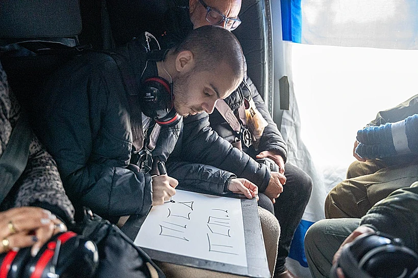 עומר ונקרט עם הוריו בדרך לבית החולים בילינסון