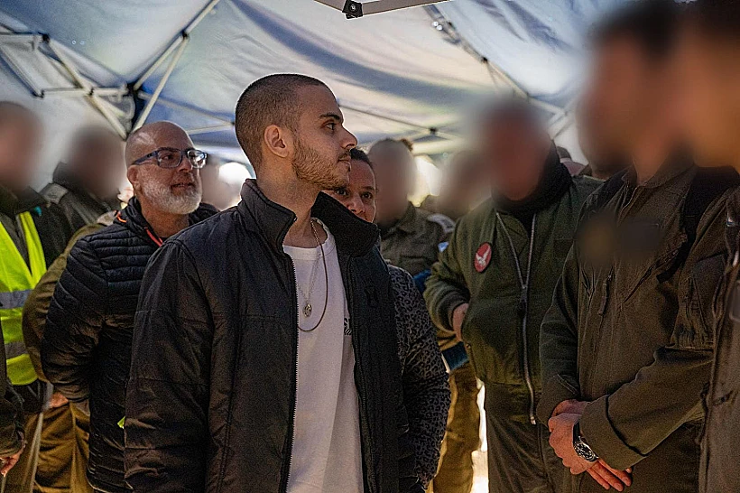 עומר ונקרט עם הוריו בדרך לבית החולים בילינסון