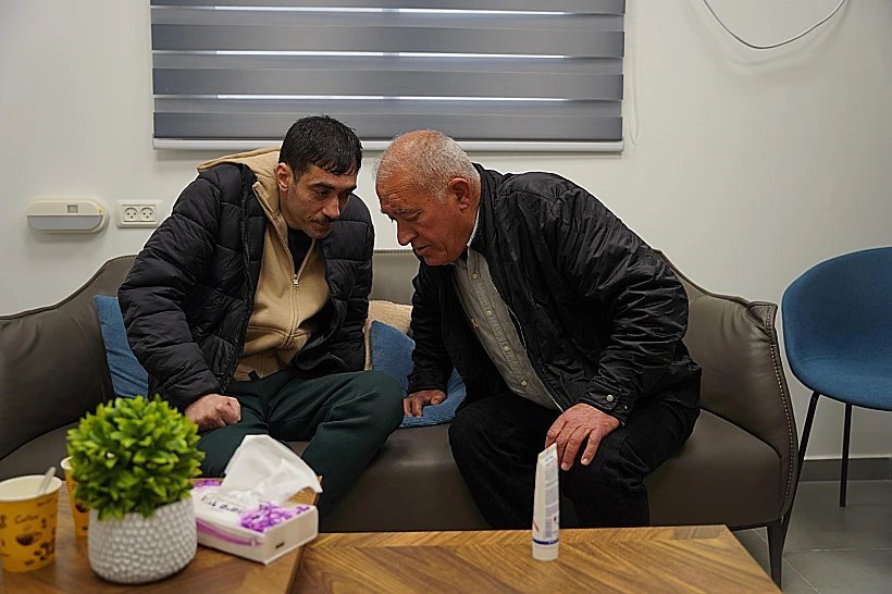 הישאם א-סייד במפגש עם אביו בנקודת הקליטה