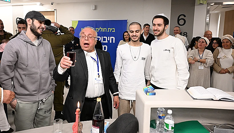 עומר שם טוב, אלי-ה כהן ועומר ונקרט בטקס הבדלה, בבית החולים בילינסון