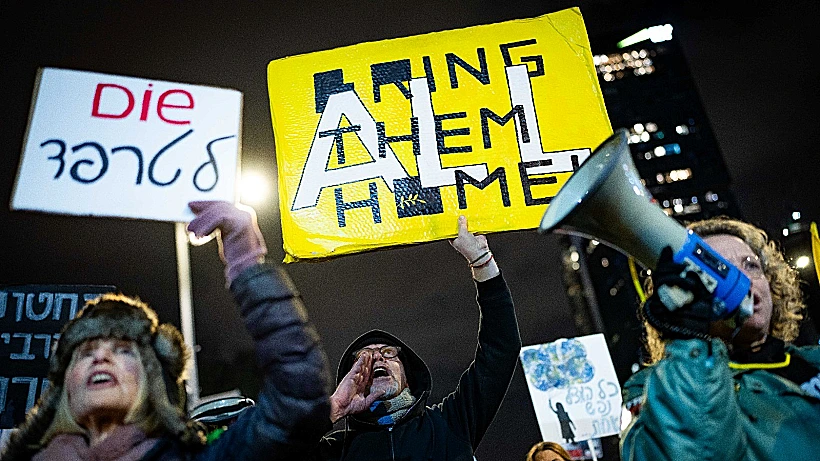 מפגינים למען החטופים בתל אביב