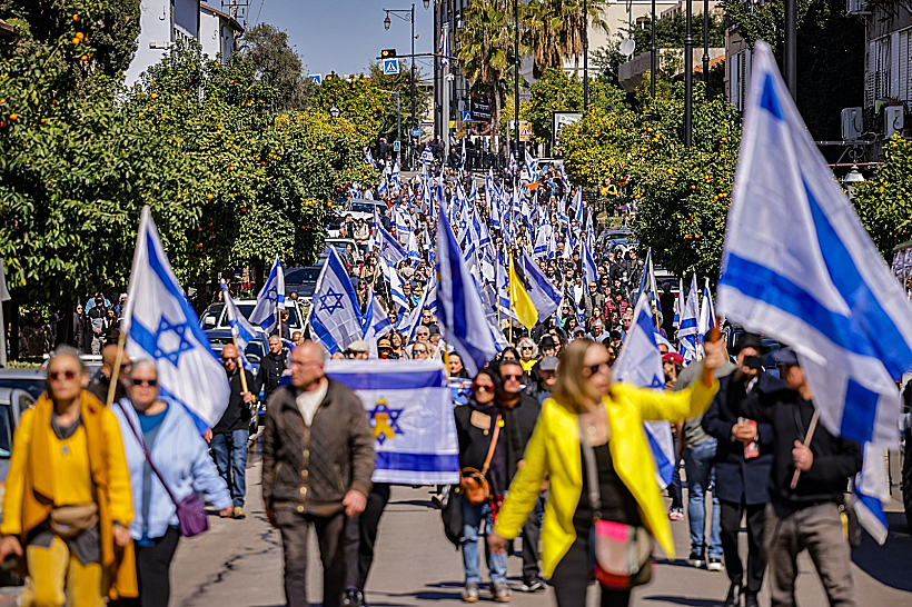 המונים בראשון לציון במסע ההלוויה של עודד ליפשיץ