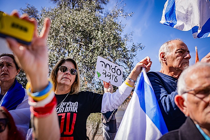 המונים בראשון לציון במסע ההלוויה של עודד ליפשיץ