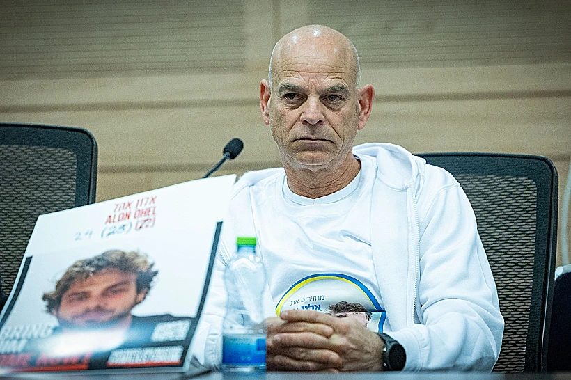 קובי, אביו של אלון אהל, אוחז בתמונתו בכנסת