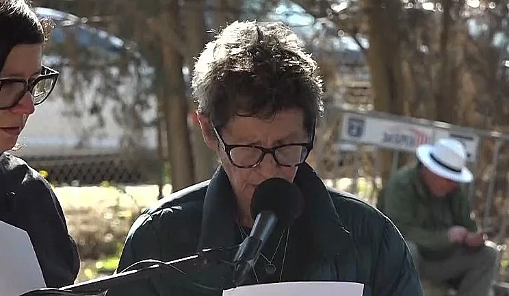 יוכבד ליפשיץ בהלוויית בעלה, עודד