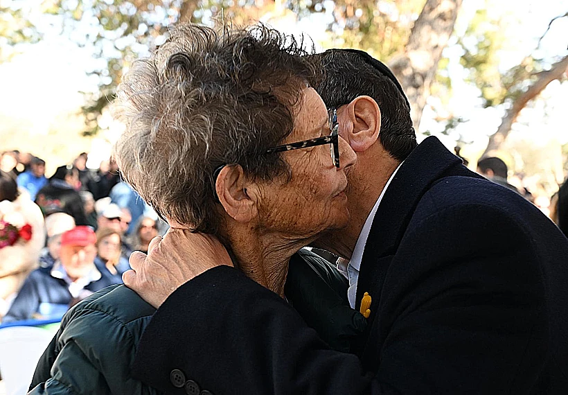 הנשיא הרצוג עם יוכבד ליפשיץ בהלווייתו של עודד ליפשיץ