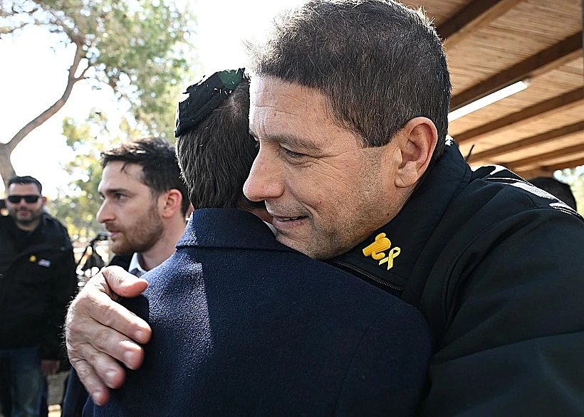 הנשיא הרצוג עם יזהר ליפשיץ בהלווייתו של עודד ליפשיץ