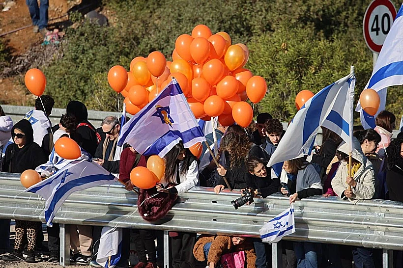 ממתינים לשיירה בצומת יבנה משפחת ביבס