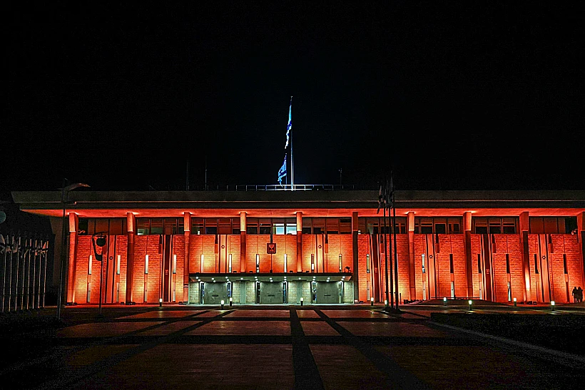 משכן הכנסת מוארת בכתום לזכר משפחת ביבס