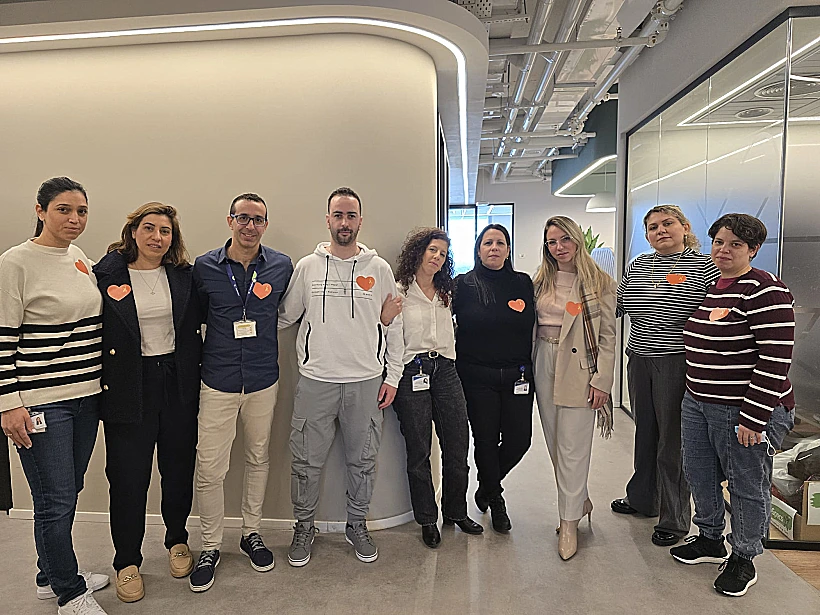 הצוותים הרפואיים במרכז הרפואי אסותא עם לב כתום על המדים