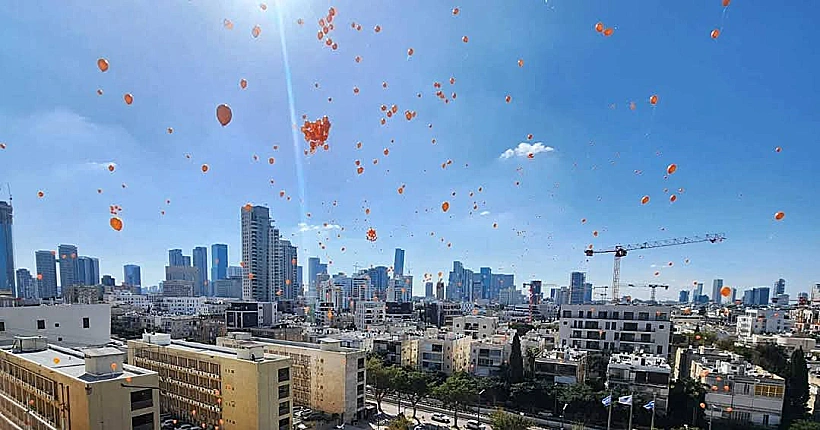 בלונים כתומים בשמי תל אביב
