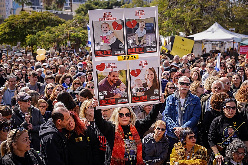 התכנסות לזכר שירי, כפיר ואריאל ביבס בכיכר החטופים
