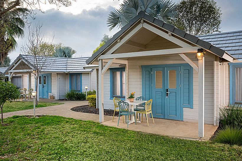 הווילג' מלון מטיילים על הירדן