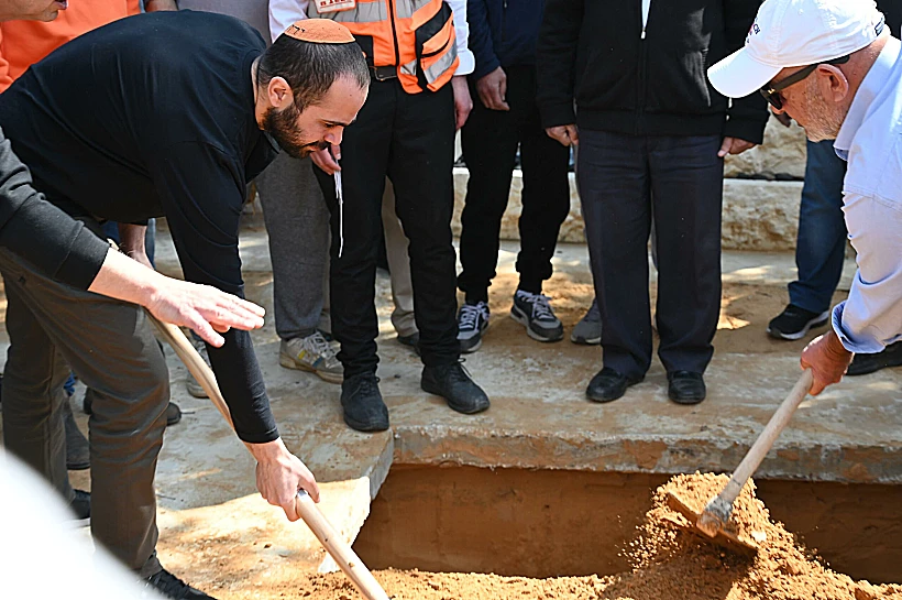 ירדן ביבס בהלווייתם של אשתו שירי ובניו אריאל וכפיר