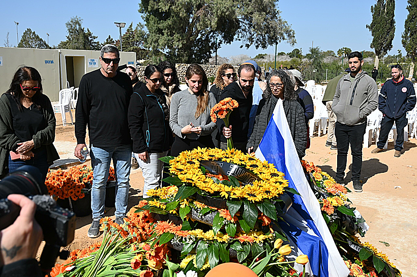 ירדן ביבס בהלווייתם של אשתו שירי ובניו אריאל וכפיר