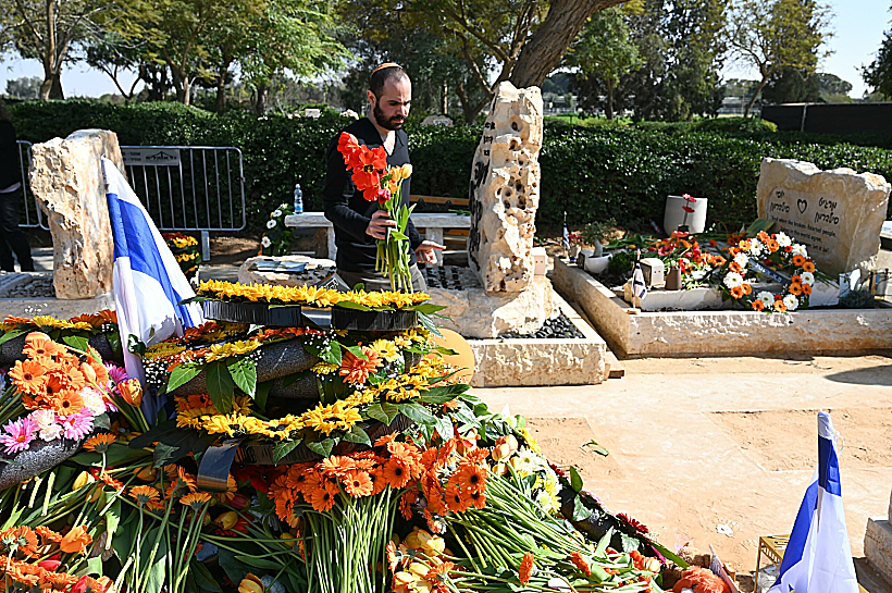 ירדן ביבס בהלווייתם של אשתו שירי ובניו אריאל וכפיר