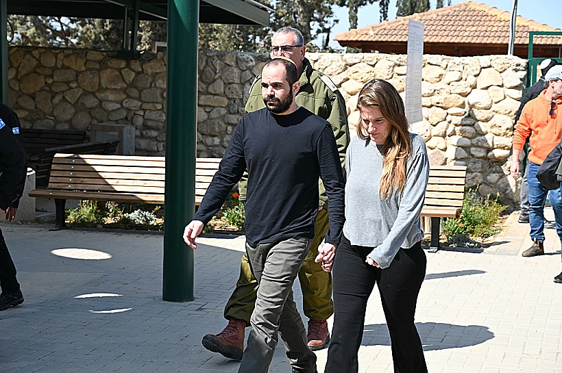 ירדן ביבס בהלווייתם של אשתו שירי ובניו אריאל וכפיר