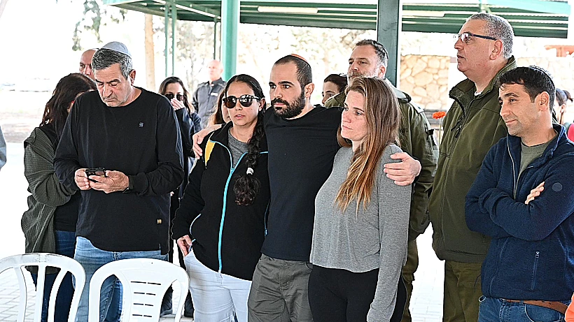 ירדן ביבס עם אחותו עופרי וגיסתו דנה בהלווייתם של שירי, אריאל וכפיר