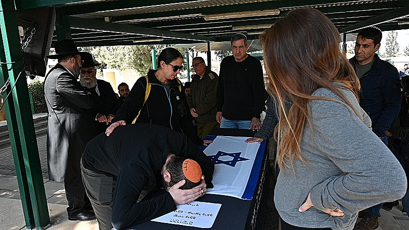 ירדן ביבס בהלווייתם של אשתו שירי ובניו אריאל וכפיר