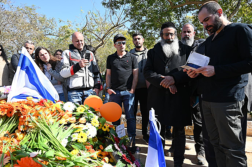 ירדן ביבס בהלווייתם של אשתו שירי ובניו אריאל וכפיר