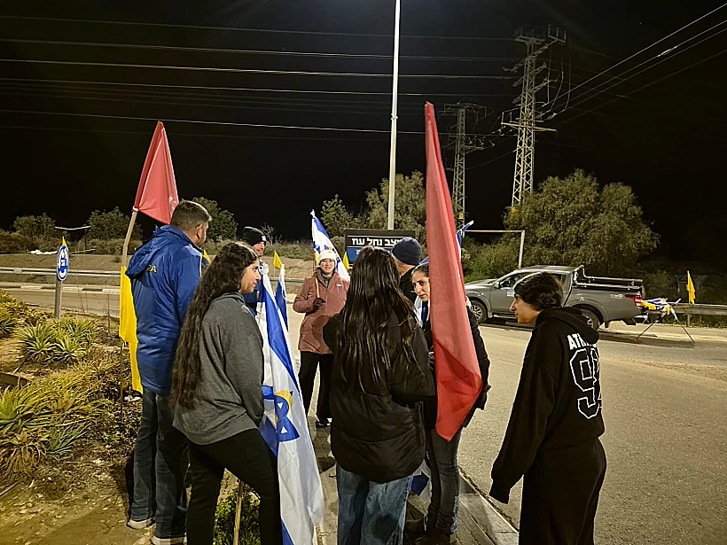 מחכים לשיירת החטופים החללים בעוטף עזה