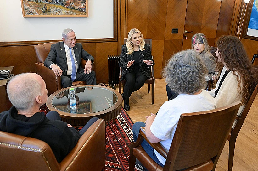 שורדי השבי קית' ואביבה סיגל ובתם שיר בפגישה עם ראש הממשלה נתניהו ורעייתו שרה