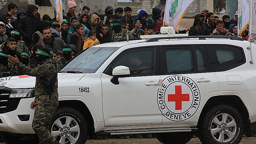 הצלב האדום ומחבל חמאס ב"טקס