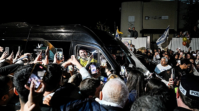 עומר שם טוב מול ההמונים מחוץ לביתו בהרצליה