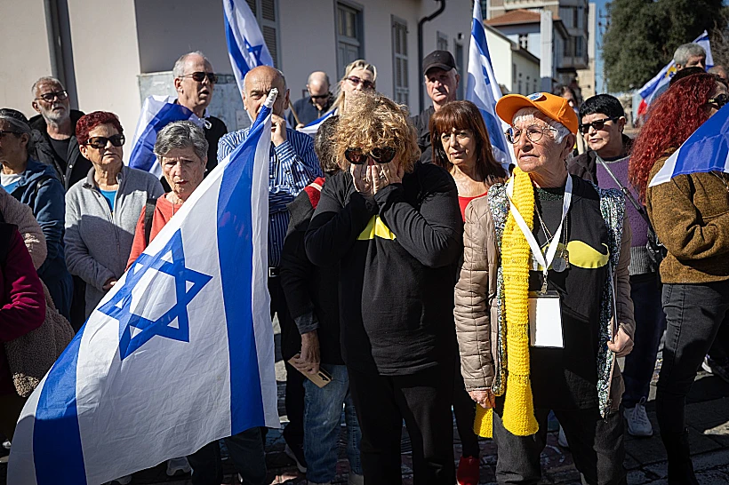 אזרחים מלווים את מסע ההלוויה של שלמה מנצור