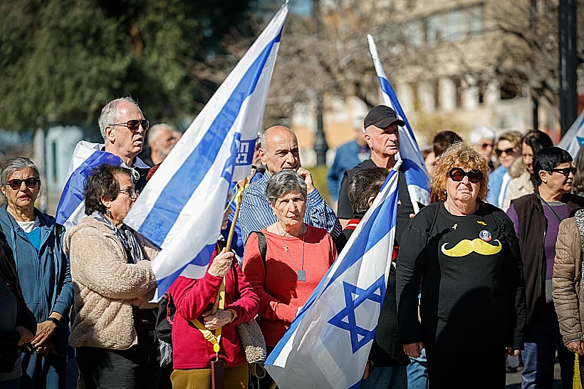 אזרחים מלווים את מסע ההלוויה של שלמה מנצור