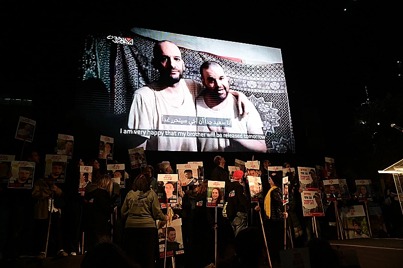 הסרטון של יאיר ואיתן הורן מוקרן על המסך בכיכר החטופים