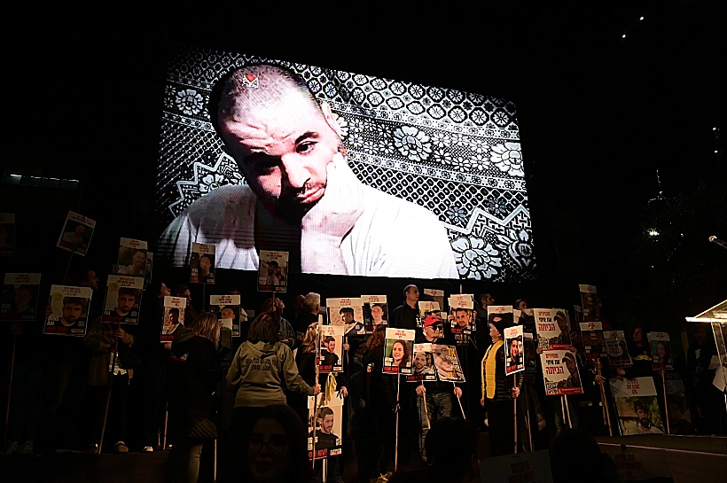 הסרטון של יאיר ואיתן הורן מוקרן על המסך בכיכר החטופים