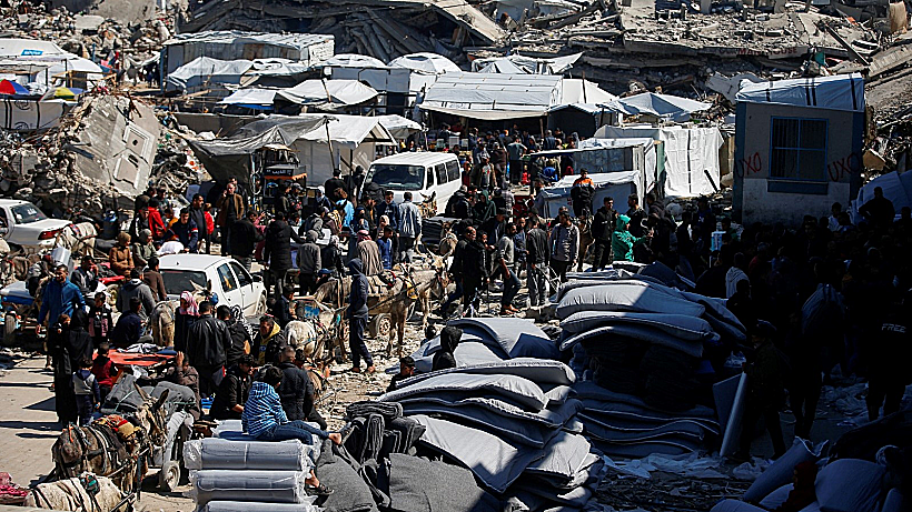 תושבים בעזה מקבלים סיוע