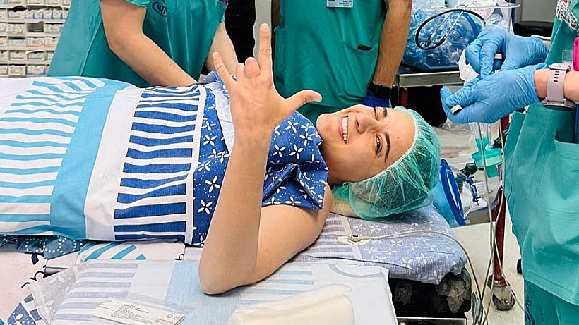 שורדת השבי אמילי דמארי בכניסה לניתוח בבית החולים שיבא