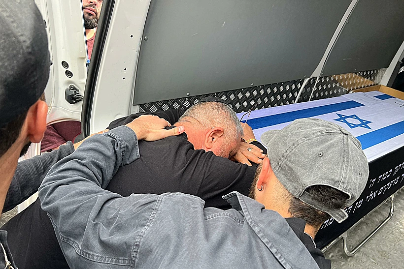 דני אלגרט בוכה על ארונו של אחיו איציק במסע הלווייתו