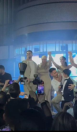 עדן חסון מופיע בחתונת אחותו