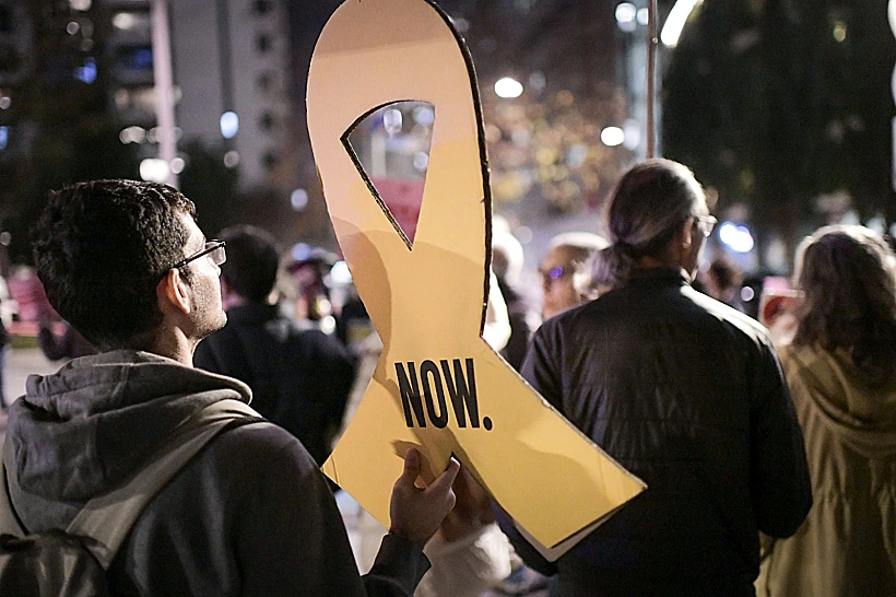 מפגינים למען החטופים מחוץ לבית יו"ר הכנסת אמיר אוחנה