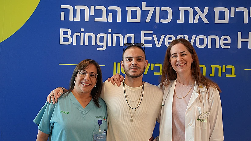 עומר ונקרט עם הצוות הרפואי, רגע לפני השחרור מבית החולים