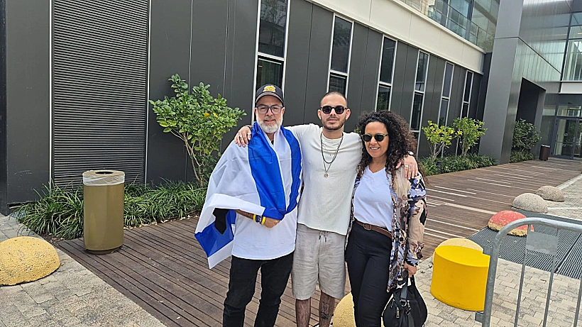 עומר ונקרט עם הוריו לאחר השחרור מבית החולים