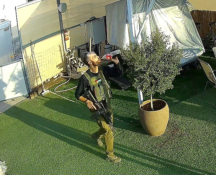 המחבל שרצח את גיל תעסה שותה קולה בחצר הבית